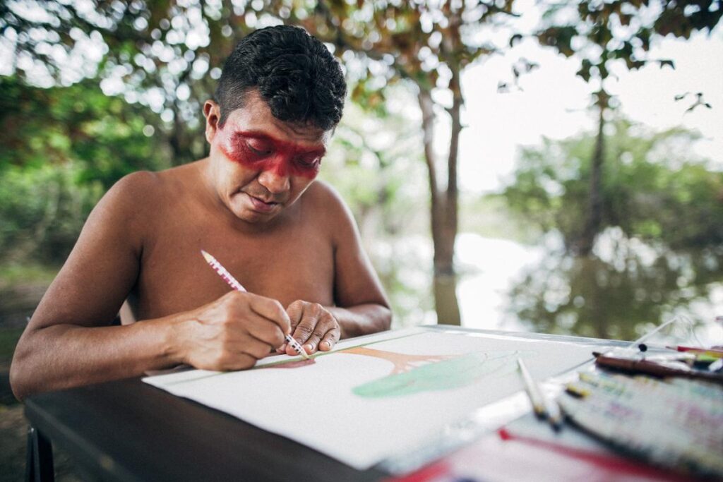 Joseca Yanomami ilustra cenas da vida cotidiana na floresta. Foto: Daniel Tancredi/Platô Filmes/ISA