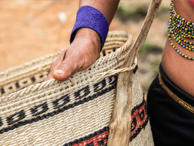 Trançado envolve arte, saberes ancestrais, cipó e o Përɨsɨ, o fungo que na mitologia Yanomami são pelos do espírito da floresta. Foto: Roberto Almeida / ISA