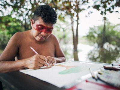 Joseca Yanomami ilustra cenas da vida cotidiana na floresta. Foto: Daniel Tancredi/Platô Filmes/ISA