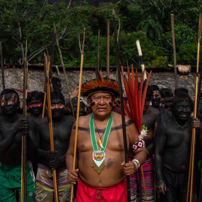 Davi Kopenawa Yanomami (ao centro) durante o encontro de Lideranças Yanomami e Ye'kuana, em que os indígenas se manifestaram contra o garimpo em suas terras. O primeiro fórum de lideranças da TI Yanomami foi realizado entre 20 e 23 de novembro de 2019 na Comunidade Watoriki, região do Demini, Terra Indígena Yanomami